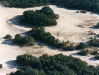 847965 Luchtfoto van een zandverstuiving in de Lange Duinen ten zuiden van Soest.